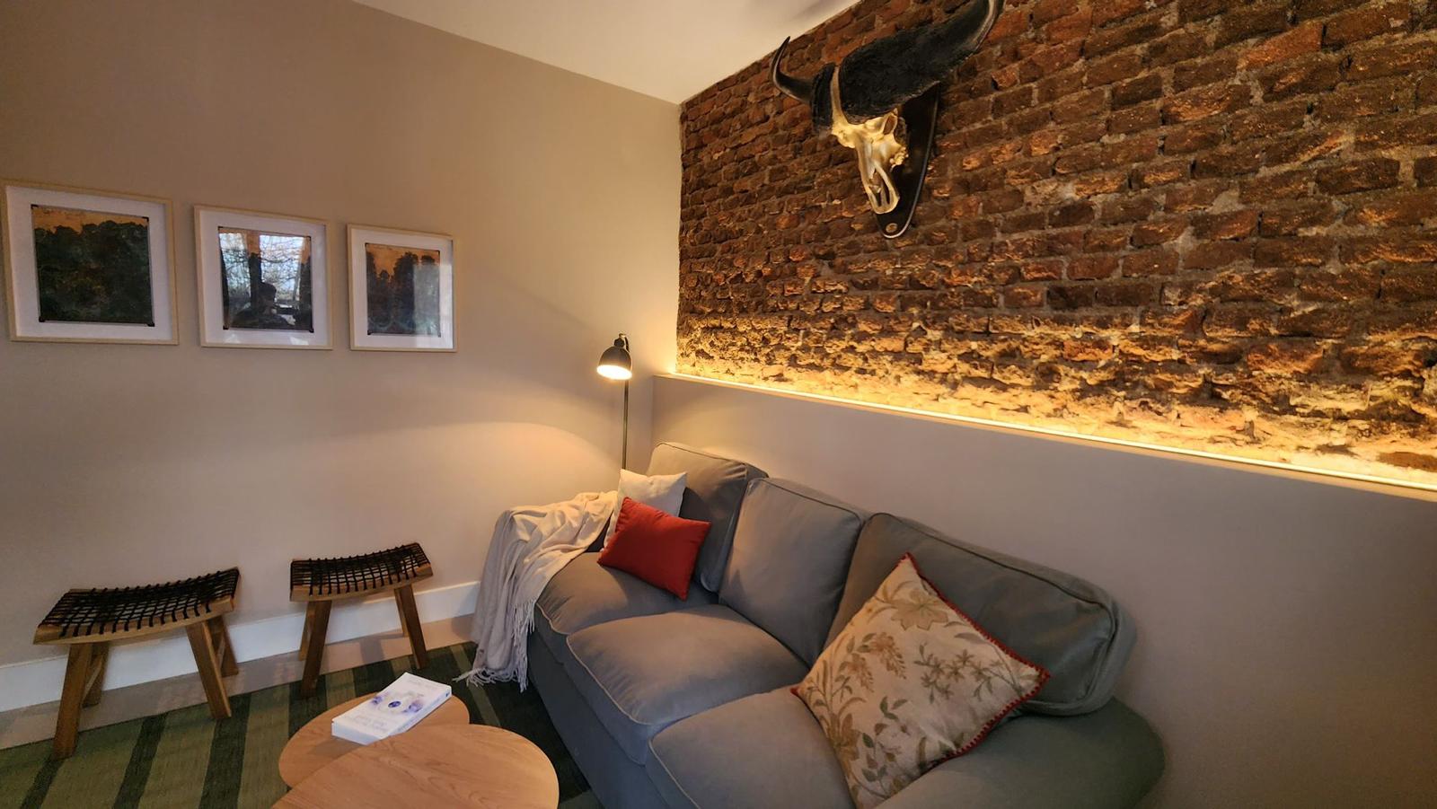 Salón, pared de ladrillo
